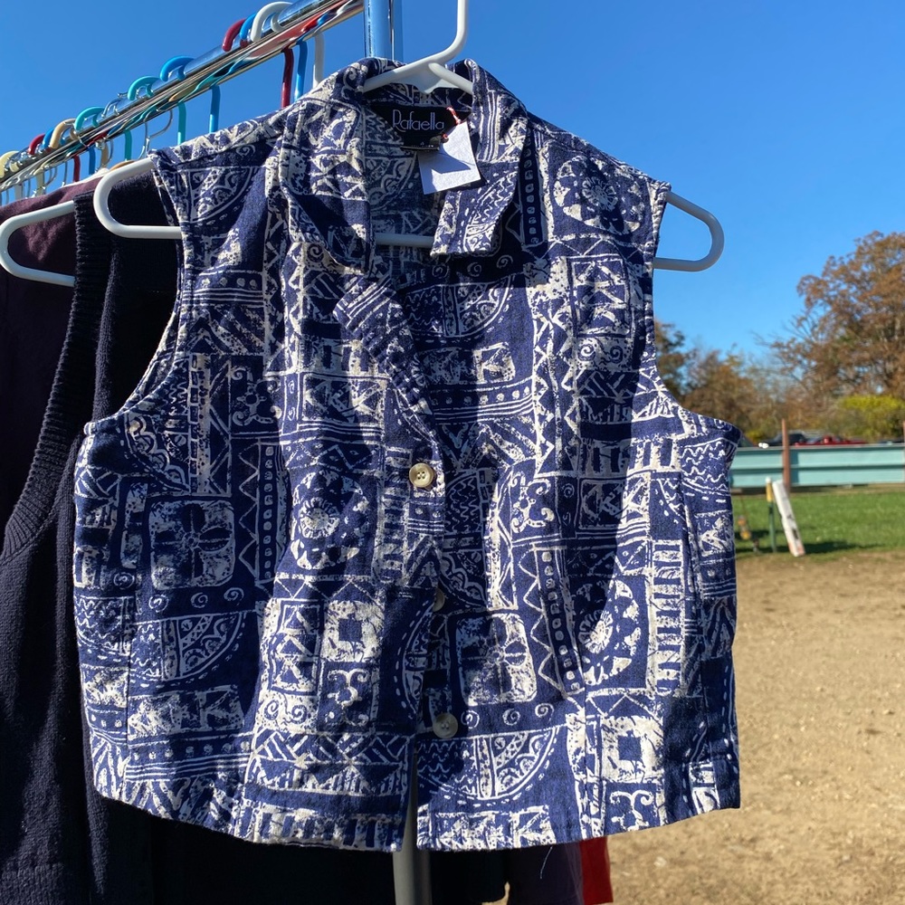 Vintage button up patterned cropped top!